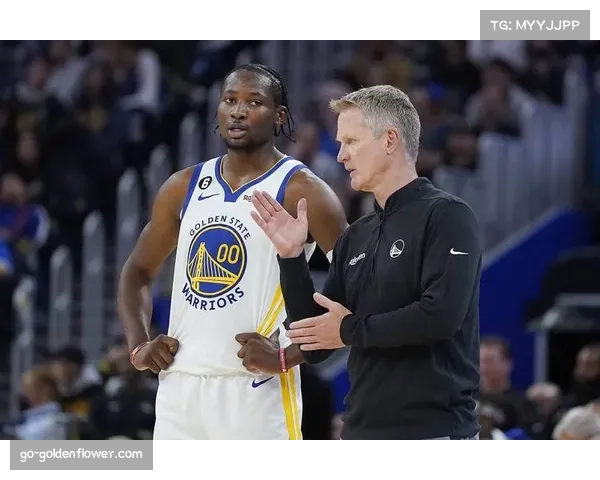 勇士库明加弱侧空切暴扣得手，回应对手此前的一次强势进攻